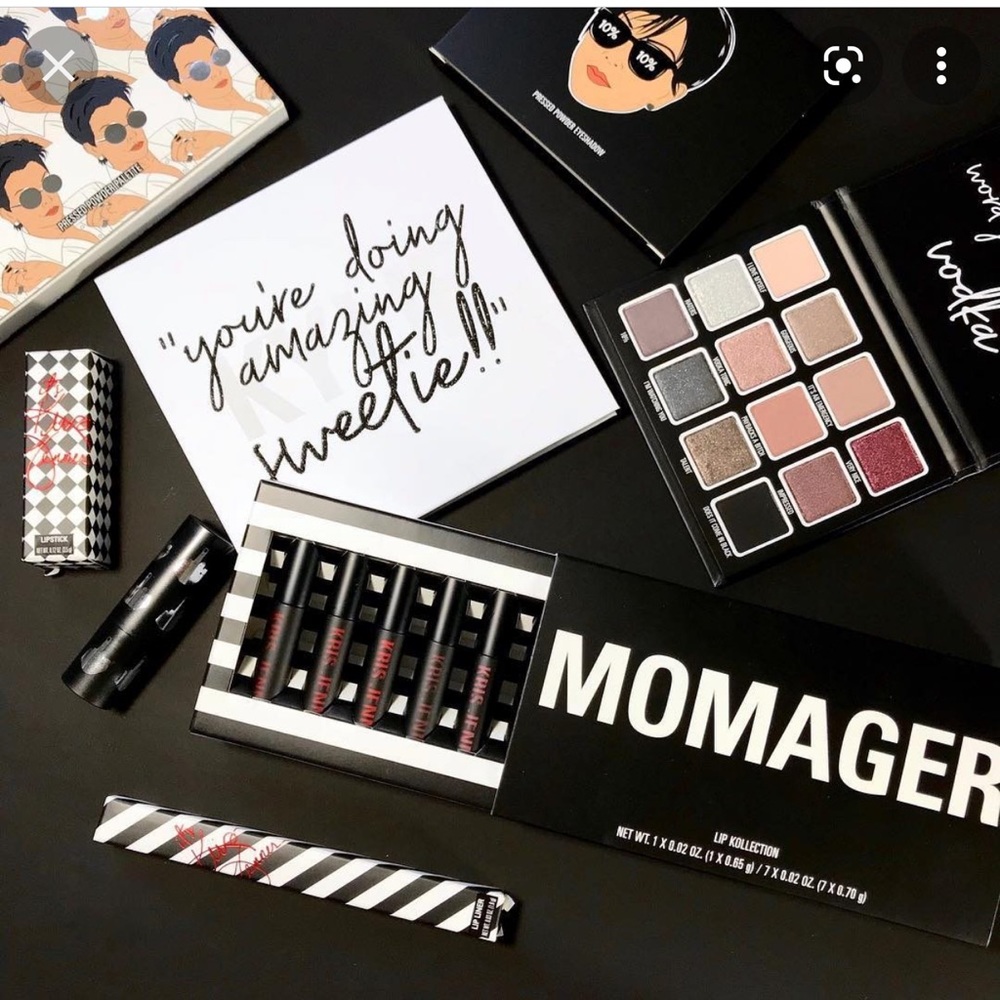 MOMAGER KRIS JENNER